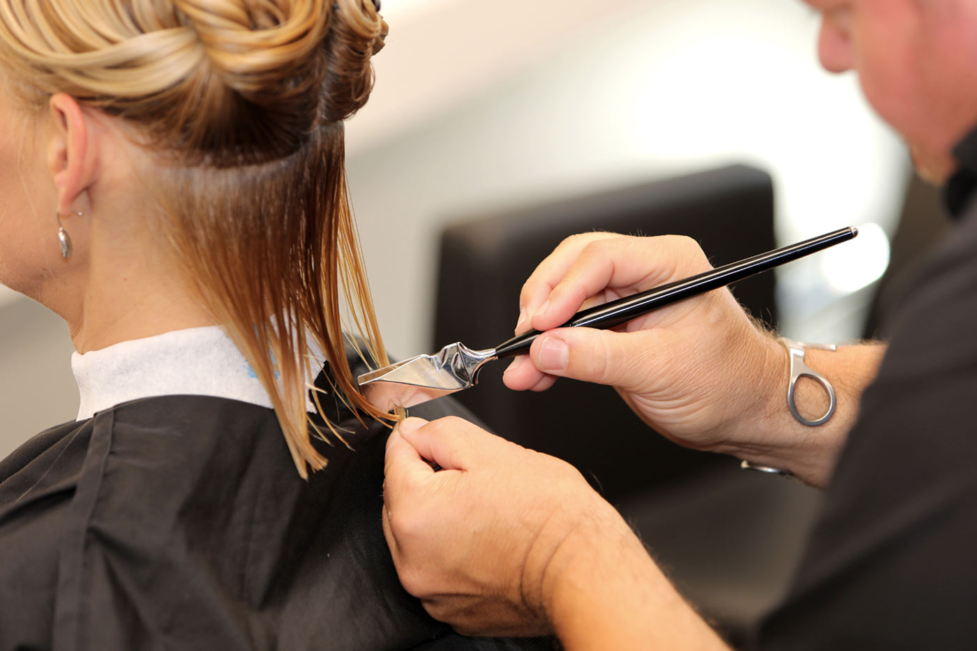Friseurmeister mit besonderer Haarschneidetechnik